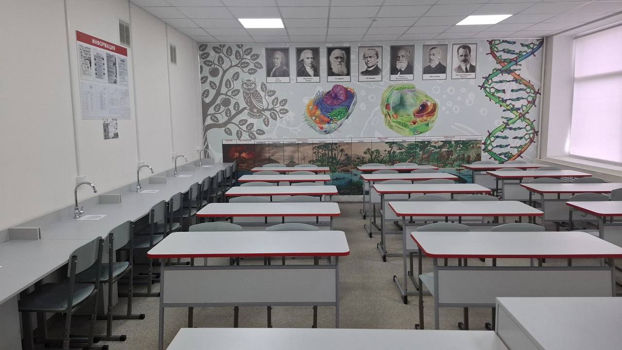 С начала нового учебного года во всех территориях края начнут работать специализированные агроклассы для учащихся 7-11 классов. Их появлением мы обязаны новому федеральному проекту «Кадры АПК», входящему в президентский нацпроект «Технологическое обеспечение продовольственной безопасности». Всего в регионе будет открыт 61 такой класс. Их задача познакомить ребят с азами работы в сельском хозяйстве, привить интерес к важнейшей для нашего края и всей страны отрасли. Дети смогут глубже погрузиться в профильные дисциплины, а также познакомиться с работой сельхозпредприятий. Важно, что школьники выпускных классов смогут получить необходимую базу для поступления в аграрные вузы, а заодно определиться с будущей профессией. На капитальный ремонт и оснащение агроклассов выделено более 200 миллионов рублей. В настоящее время округа приступили к работе, ведется отделка помещений и монтаж оборудования. Эта работа поможет решению еще одной важной задачи – привлечению молодых специалистов в сельскую местность.