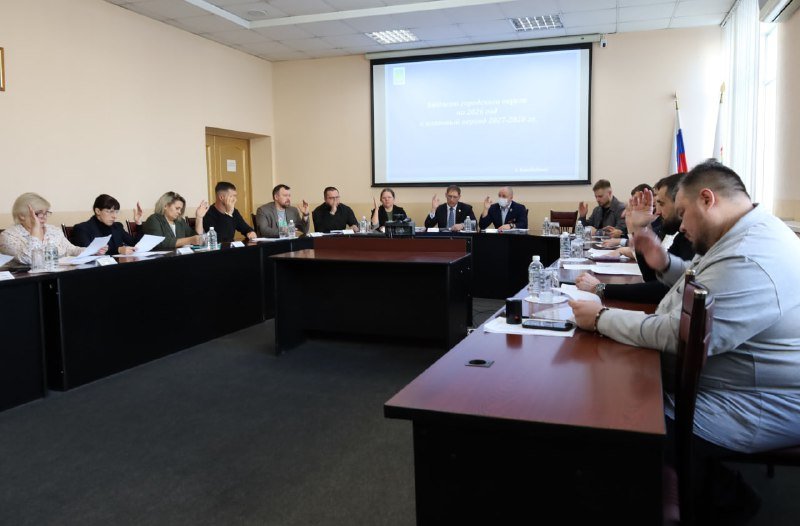 Подвели итоги 2025 года и утвердили план работы на 2026 год депутаты городской Думы Биробиджана Депутаты городской Думы Биробиджана подвели итоги законотворческой и контрольной деятельности за 2025 год и утвердили план работы на 2026 й Основой для формирования будущих задач стали предложения общественных организаций и жителей города Подробнее по ссылке riabir ru 473611