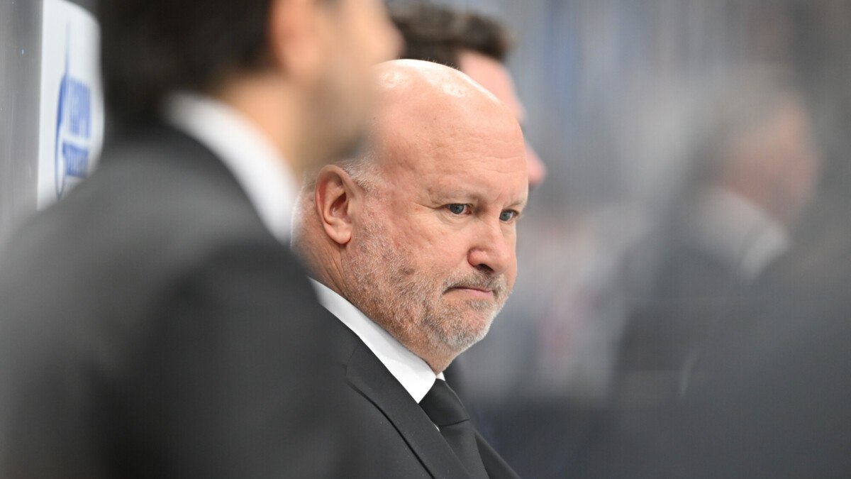 Матч ТВ стало известно почему Бенуа Гру решил уйти с поста пост главного тренера Трактора Ранее телеграм канал Хоккейные сливки сообщил что 57 летний канадский специалист покидает команду по семейным обстоятельствам Вот что сообщил нам источник близкий к ситуации Да в понедельник Гру сообщил руководству Трактора что покидает команду Официальная формулировка по семейным обстоятельствам На самом же деле Бен просто перегорел У него накопилось большое недовольство Он не согласен со многими решениями в команде в частности что Трактор отпустил вратаря Зака Фукале и вместо него взял Криса Дригера Команда играет так что Гру понял в этом сезоне он с ней ничего не добьется и далеко в плей офф зайти не сможет Накопилось недовольство которое в итоге выплеснулось в такое решение Руководство Трактора сейчас в шоке Контракт Гру действовал с прошлого сезона не был никак изменен и улучшен несмотря на то что Трактор вышел в финал Кубка Гагарина Новое соглашение не обсуждалось Пока руководство Трактора не начало искать нового тренер Возможно после этой истории они вообще не захотят связываться с иностранцами Хотя исполняющим обязанности пока остается помощник Гру Стефан Рише news matchtv КХЛ Костюченко Денис