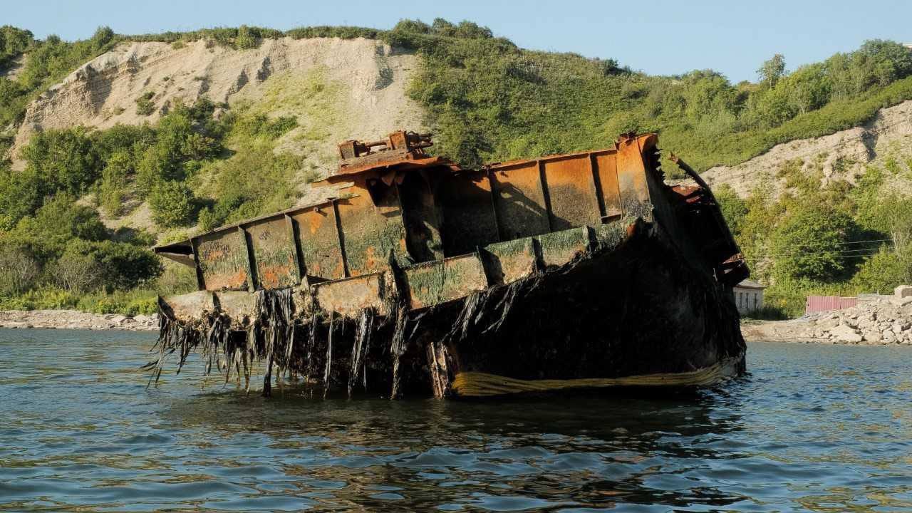 На Дальнем Востоке в 2025 году ликвидируют пять затонувших судов В 2025 году в рамках федерального проекта «Генеральная уборка» национального проекта «Экологическое благополучие» в Камчатском крае и Сахалинской области планируется поднять 5 затонувших судов. Об этом сообщил заместитель руководителя Росморречфлота Константин Анисимов в ходе рабочей сессии «Генеральная уборка: ликвидация накопленного вреда» в рамках XVI Международного форума «Экология», который проходит в Москве 5-6 июня. Росморречфлот совместно с регионами выступает основным исполнителем проекта. Всего до конца текущего года на Камчатке поднимут и утилизируют три затонувших судна, на Сахалине – два. В настоящее время выполнены работы по удалению двух судов на Камчатке, на стадии завершения работы по удалению одного судна на Сахалине. Ведутся подготовительные работы к удалению ещё двух судов, – сообщил Константин Анисимов. В рамках проекта ликвидируют суда, которые создает угрозу безопасности мореплавания, препятствуют рыболовству, представляют риск загрязнений экосистемы, затрудняют строительство и работу гидротехнических сооружений, подводных кабелей и подводных трубопроводов. Всего за период с 2025 по 2030 год планируется поднять и утилизировать 103 затонувших судна в шести регионах Дальнего Востока: Камчатский край, Магаданская область, Приморский край, Сахалинская область, Чукотская автономная область, Республика Саха Якутия . Якутия присоединилась к проекту в этом году, всего в период с 2026 по 2030 годы в республике планируется удалить 12 затонувших судов. Подписаться на «Медиапалубу»