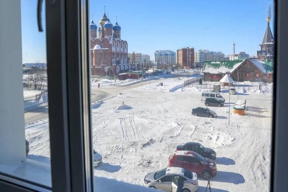 В НАО осудили жителя округа который угрожал взорвать церковь Нарьян Мара В Ненецком автономном округе прошел суд над 52 летним жителем НАО который угрожал взорвать церковь Нарьян Марский городской суд установил что в феврале обвиняемый позвонил по телефону экстренных служб и сообщил о планируемом взрыве у центральной церкви Нарьян Мара По тревоге пришлось поднять правоохранительные органы и спецслужбы выяснилось что звонок был ложным Человека сообщившего о готовящемся теракте силовики задержали в этот же день По приговору суда виновнику назначили три года и один месяц лишения свободы условно с испытательным сроком два года Отмечается также что приговор в законную силу пока не вступил rgsevzap