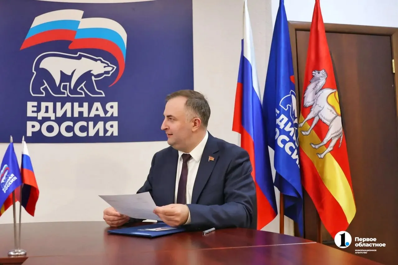 Челябинск Главное Олег Гербер подал заявку на праймериз Единой России для выборов в Госдуму Спикер областного парламента отметил что все кандидаты действуют как одна большая команда Челябинской области во главе с губернатором Мы идем с таким лозунгом как Есть результат Хотелось бы показать нашим избирателям что самое будущее уже сейчас реализуется Партия Единая Россия это партия власти и все что происходит происходит либо при деятельном участии либо благодаря партии сказал Олег Гербер Тем временем Единая Россия по пожеланиям региональных оргкомитетов продлевает регистрацию кандидатов на предварительное голосование Прием заявок завершится 14 мая Мы в MAX VK Сайт подробнее на канале Челябинск Главное