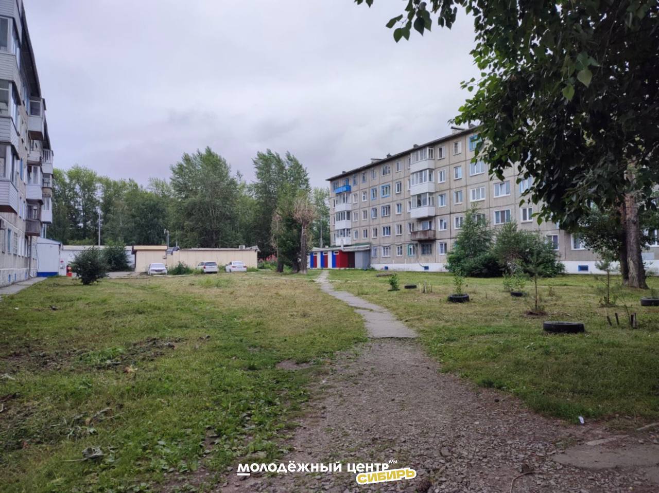 Трудовые отряды старшеклассников города Ачинска продолжают уборку города 15 июля наши ТОСы активно трудились на благо города. Ребята собрали мусор и убрали скошенную траву на площадках по адресам: 5 мкр, 32, 33, 34, 35, 35а, 36. В мероприятии приняла участие Мария Киселева, депутат Ачинского городского Совета депутатов и директор общеобразовательной школы № 3, которая поддержала инициативу студентов и отметила важность таких акций для нашей природы и городской среды. #МЦСибирь #МыМолодые #ТОСАчинск #Ачинск