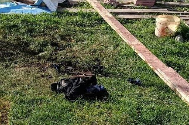 В Башкирии на закурившем мужчине загорелась пропитанная бензином одежда В деревне Антоновка в Кармаскалинском районе серьезно пострадал с 60 летний мужчина Как сообщили в МЧС Башкирии он чистил одежду бензином в своем гараже и решил закурить Его одежда сразу загорелась В результате местный житель получил ожоги головы туловища рук и ног а также отравился продуктами горения Сейчас он находится в тяжелом состоянии в реанимации ожогового отделения 18 й городской больницы в Уфе aifrb