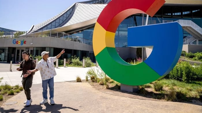 ИИ-лаборант от Google  Компания Google разработала искусственный интеллект co-scientist, который помогает ученым в биомедицинских исследованиях. Тестирование с участием экспертов из Стэнфордского университета, Имперского колледжа Лондона и больницы Хьюстон Методист показали, что ИИ-лаборант способен генерировать научные гипотезы с многообещающими результатами. Например, инструмент смог за несколько дней прийти к тем же выводам, что и исследователи Имперского колледжа, которые изучали механизм переноса генов, связанный с устойчивостью к антимикробным препаратам.  Кроме того, ИИ уже помог ученым найти существующие лекарства, которые можно перепрофилировать для лечения фиброза печени.  ИИ-со-ученый работает с помощью нескольких агентов, которые имитируют научный процесс. Один генерирует идеи, другой анализирует их, используя данные из научных статей и баз данных. Затем система предлагает исследователям ранжированный список гипотез с объяснениями и ссылками на источники.