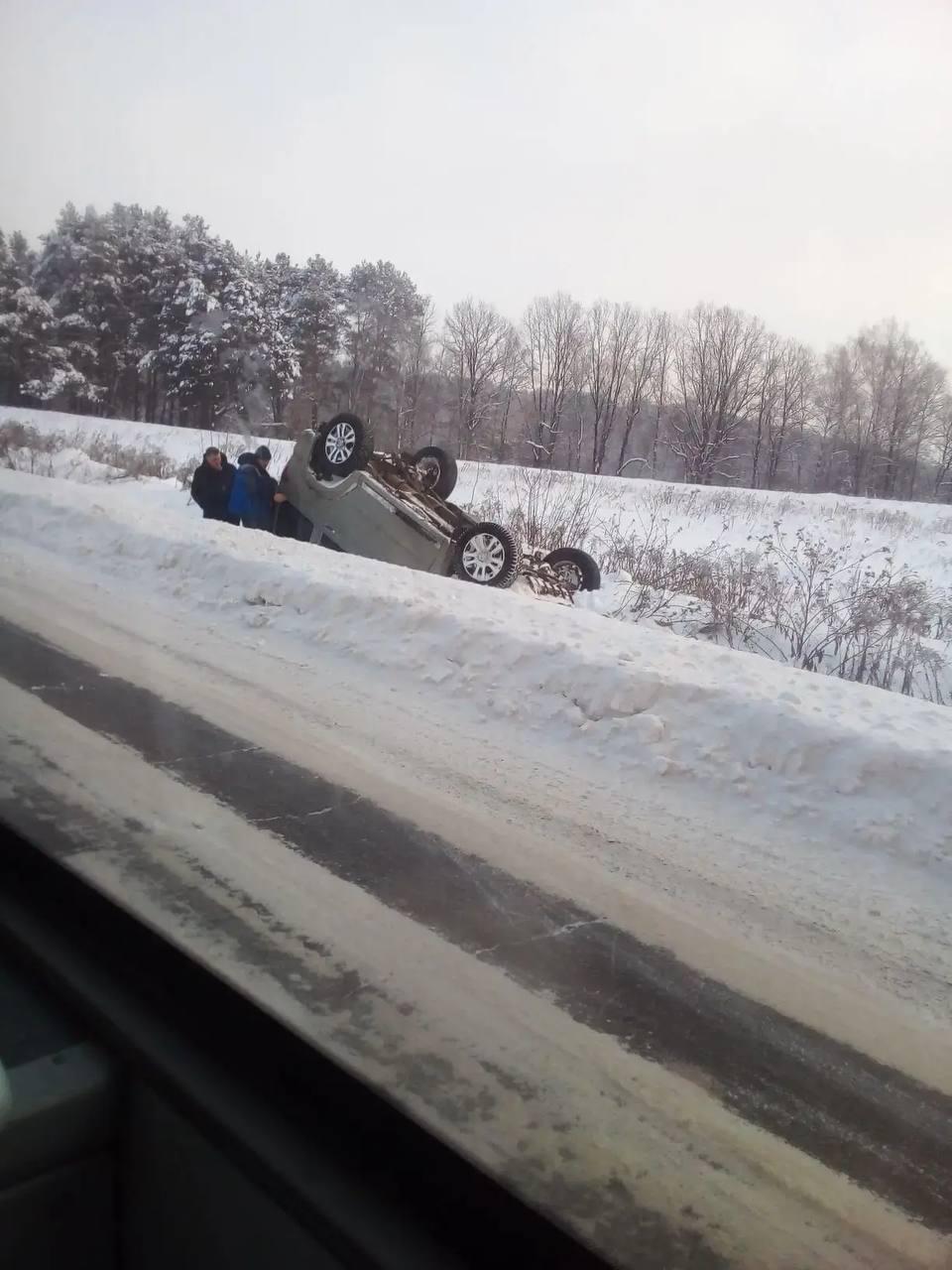 Водители в Калуге спасли семью из перевернувшейся машины Два сотрудника Управления Калужского троллейбуса увидели на маршруте 41 съехавшую в кювет машину Они сразу же бросились на помощь и вместе с другими неравнодушными водителями разгребали руками снег чтобы открыть двери Благодаря слаженным и быстрым действиям из автомобиля эвакуировали ребенка женщину и мужчину С ними все в порядке   горжусь своими земляками Подписаться Прислать новость