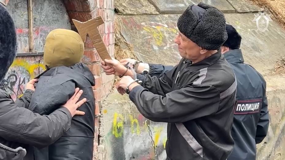 Попков пойдёт под суд за ещё одно убийство — он признался, что зарубил и поджёг женщину в Ангарске.  Следствие завершило дело об убийстве, к которому причастен Михаил Попков. По версии СК, в 2011 году в парке за ДК «Современник» он поссорился с незнакомой женщиной, ударил ее топором, а потом поджёг тело и скрылся.  Весной этого года с ним провели следственный эксперимент — Попков признал вину и подробно рассказал, как всё было.  Теперь дело направлено в суд.    Подписаться   Прислать новость