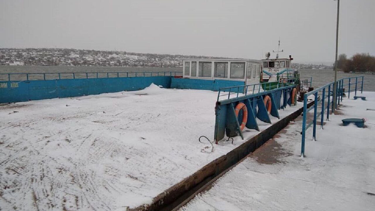 Из за остановки парома в Моловате несколько сёл на Днестре частично остались без поставок продуктов Речь идёт о населенных пунктах Моловата Ноуэ Коржово и Кочиеры Местные магазины получили последние партии продуктов в минувший вторник Из за приостановки парома и невозможности доставки продовольствия жители начали делать запасы скупать то что было на прилавках Местные власти обратились к центральным структурам с просьбой решить вопрос частичной изоляции сел и возобновить пропуск грузов так как паром единственный маршрут для поставщиков Подпишись на primulinmd