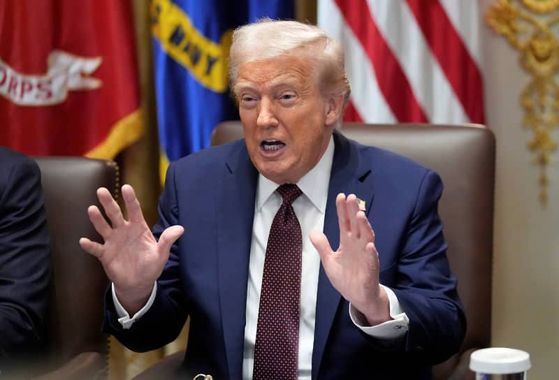 Трамп после очередного раунда переговоров по украинскому урегулированию заявил что сторонам удастся сблизить позиции Американский президент считает что конфликт стал ближе к завершению чем когда либо Подпишись RogandarNEWs мы в MAX