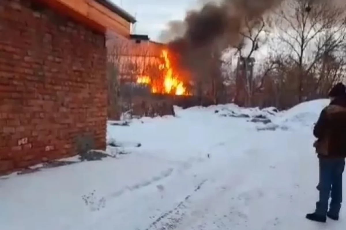 В Лесозаводске Приморского края 28 января произошёл пожар на территории пожарной части, в результате которого сгорела котельная.   Информация поступила из нескольких пабликов региона.   ‍  По словам очевидцев, во время ЧП у пожарных не оказалось воды, а ближайшие гидранты были неисправны. Чтобы найти воду, огнеборцам пришлось отправиться через весь город, но и там гидрант не работал должным образом.     В итоге прилегающая территория была залита водой, превратившись в настоящий каток.   Теперь пожарным предстоит восстановить котельную и устранить последствия обледенения улиц.  Подробнее