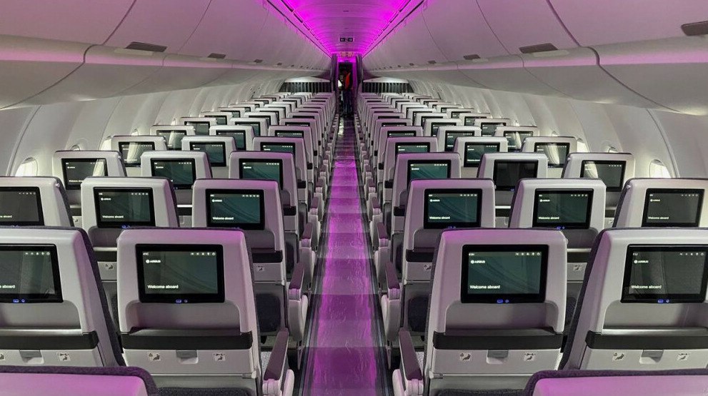 Рейс Алматы Астана развернули причиной стал запах от кондиционера Рейс Алматы Астана совершил экстренную посадку в аэропорту вылета из за проблем с системой кондиционирования передает ArbatMedia По информации авиакомпании Air Astana командир экипажа принял решение о возврате в Алматы после появления необычного запаха в системе кондиционирования Самолет выполнявший рейс KC 851 благополучно приземлился в 07 40 по местному времени На борту пассажирам предоставили напитки и снеки Для продолжения полета в Астану будет задействовано другое воздушное судно вылет которого запланирован на 10 15 Специалисты начали техническую проверку чтобы установить причины неисправности оборудования Прислать новость