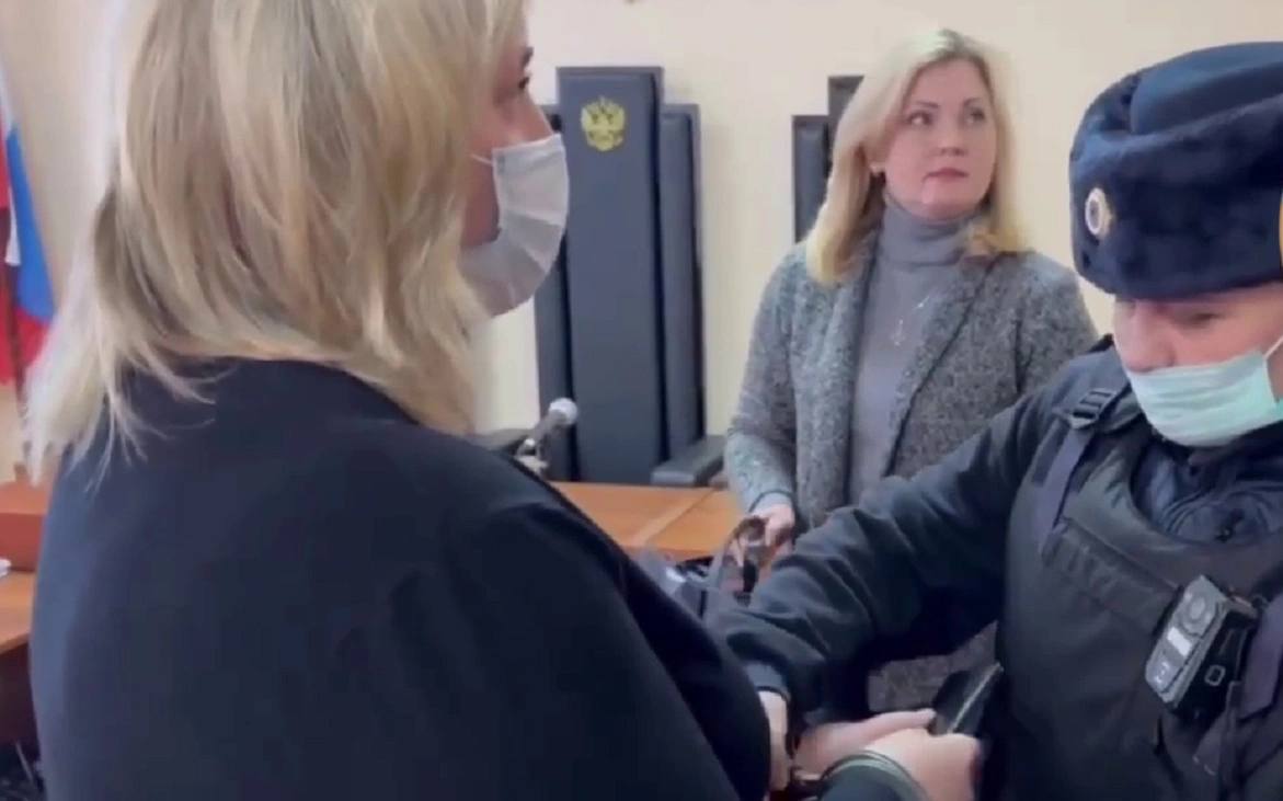 Экс начальнице финансового отдела УФСИН по Башкирии дали реальный срок Ленинский райсуд Уфы вынес приговор экс начальнице финансово экономического отдела регионального управления ФСИН Екатерине Эсауловой по делу о превышении полномочий Ее приговорили к 3 5 года колонии общего режима и на два года запретили занимать определенные должности Бывшую сотрудницу ФСИН также лишили звания полковника внутренней службы она может обжаловать приговор Следствие и суд установили что в ноябре 2024 года Эсаулова по указанию руководителя Владислава Дзюбы собрала средства с сотрудников из части выплаченных им премий Деньги передали для дальнейшего использования для представительских нужд управления Эсаулова заключила досудебное сотрудничество с прокуратурой Свою вину в суде она признала Как писал РБК Уфа Екатерину Эсаулову арестовали в декабре 2024 года Тогда следствие сообщало что она обязала четырех подчиненных сдать ей по 50 тыс руб с годовых премий В конце ноября 2024 года по похожему обвинению задержали замначальника УФСИН Евгения Макотина РБК Уфа в Telegram РБК Уфа в MAX