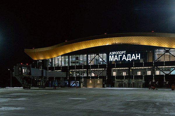 Следовавший из Новосибирска в Магадан самолет ушел на запасной аэродром Воздушное судно направлявшееся в Магадан из Новосибирска ушло на запасной аэродром из за неблагоприятных погодных условий Об этом сообщает ТАСС со ссылкой на данные аэропорта Магадана Самолет из Новосибирска из за метеоусловий ушел на запасной аэродром и сейчас находится в Якутске Ориентировочно вылететь оттуда должен в 16 00 по местному времени 10 00 мск сообщили в авиагавани По данным пожарно спасательного центра региона 3 декабря в Магадане прогнозируют ветер 15 20 м с метель и сильный снег aviaru net n290438