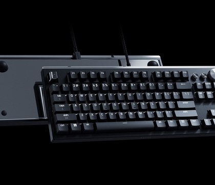 Razer выпустила флагманскую игровую клавиатуру Huntsman Signature Edition Компания Razer выпустила новую клавиатуру в линейке Huntsman Модель получила название Huntsman Signature Edition Устройство может похвастаться корпусом из алюминия с зеркальным PVD покрытием на задней панели Аксессуар поставляется с фирменными оптическими переключателями Razer Gen 2