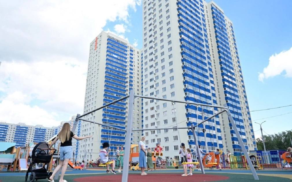 Для сотрудников УМПО открыли первый в Башкирии арендный дом  В пятницу, 18 июля, для сотрудников уфимского ПАО «ОДК-УМПО»  входит в госкорпорацию «Ростех»  открыли первый в Башкирии арендный дом. Договор аренды многоквартирного дома для предоставления жилья иногородним сотрудникам и членам их семей компания заключила с «Дом.РФ» в ноябре 2023 года. 27-этажку на 400 квартир общей площадью 15,3 тыс. кв. м на улице Лесунова в Инорсе возвел застройщик «ПСК-6». В церемонии открытия арендного дома приняли участие глава Башкирии Радий Хабиров, генеральный директор «Ростеха» Сергей Чемезов и замдиректора по развитию арендного жилья «Дом.РФ» Илья Климов.  В высотке будут жить 880 человек, заселение стартовало в рамках мероприятий, посвященных 100-летию предприятия. Во дворе дома оборудована детская площадка с игровыми комплексами, входы в подъезды снабжены пандусами. Помещения в высотке с чистовой отделкой оснащены мебелью и необходимой бытовой техникой, арендаторам будут предоставлять студии, «однушки», двух- и трехкомнатные квартиры площадью от 21,5 до 78,5 кв. м.   Жилье здесь в первую очередь получат квалифицированные специалисты ключевых, редких и дефицитных профессий, а также молодые специалисты в возрасте до 35 лет и ученики производственно-учебного центра госкорпорации. УМПО будет оплачивать аренду квартир, жильцы возьмут на себя расходы на коммуналку. На сегодня в очереди на получение жилья стоят 552 сотрудника УМПО.    РБК-УФА