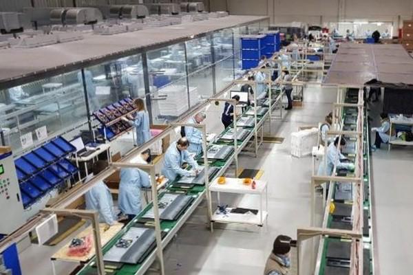 Против компании Квант инициировали уголовное преследование из-за невыплаты заработной платы, а также процедуру банкротства  Работники ООО «Квант» не получали зарплату с декабря 2024 года, общий размер задолженности превысил 60,7 млн рублей  Наказание по этой статье — штраф до 500 тысяч рублей, принудительные работы или лишение свободы до трех лет  На фоне расследования дела о невыплате зарплат в Арбитражный суд Москвы поступило два заявления о признании «Кванта» банкротом  Инициаторами процедуры стали зеленоградская инспекция Федеральной налоговой службы и российская сеть магазинов цифровой и бытовой техники DNS  ООО «ДНС Ритейл»   Как сказано в решении суда, с 2017 года «Квант» поставлял для DNS продукцию по рамочному договору, однако в 2024 году завод сорвал поставку партии мониторов бренда DEXP в количестве 5 тысяч штук, в связи с чем «ДНС Ритейл» расторг договор с «Квантом» и через суд потребовал от зеленоградского производителя вернуть излишнюю оплату по договору в размере 654,5 млн рублей  ===  На производстве Кванта я был, есть видео  Проблема еще тогда была: законы по импортозамещению есть, а на бюджетные деньги чиновники не покупали российских телевизоров и мониторов  Цена мониторов и тв тоже была на уровне и не высокой: всякие сяоми, сони и прочие пионеры тв собирались на Кванте до 2022 года и конкурировали в цене с Китаем в российских магазинах  Просто чиновникам из госзакупок роднее откаты мотивация от других производителей  Как и говорил: началась эпоха банкротств и поглащений в стране    Подписаться