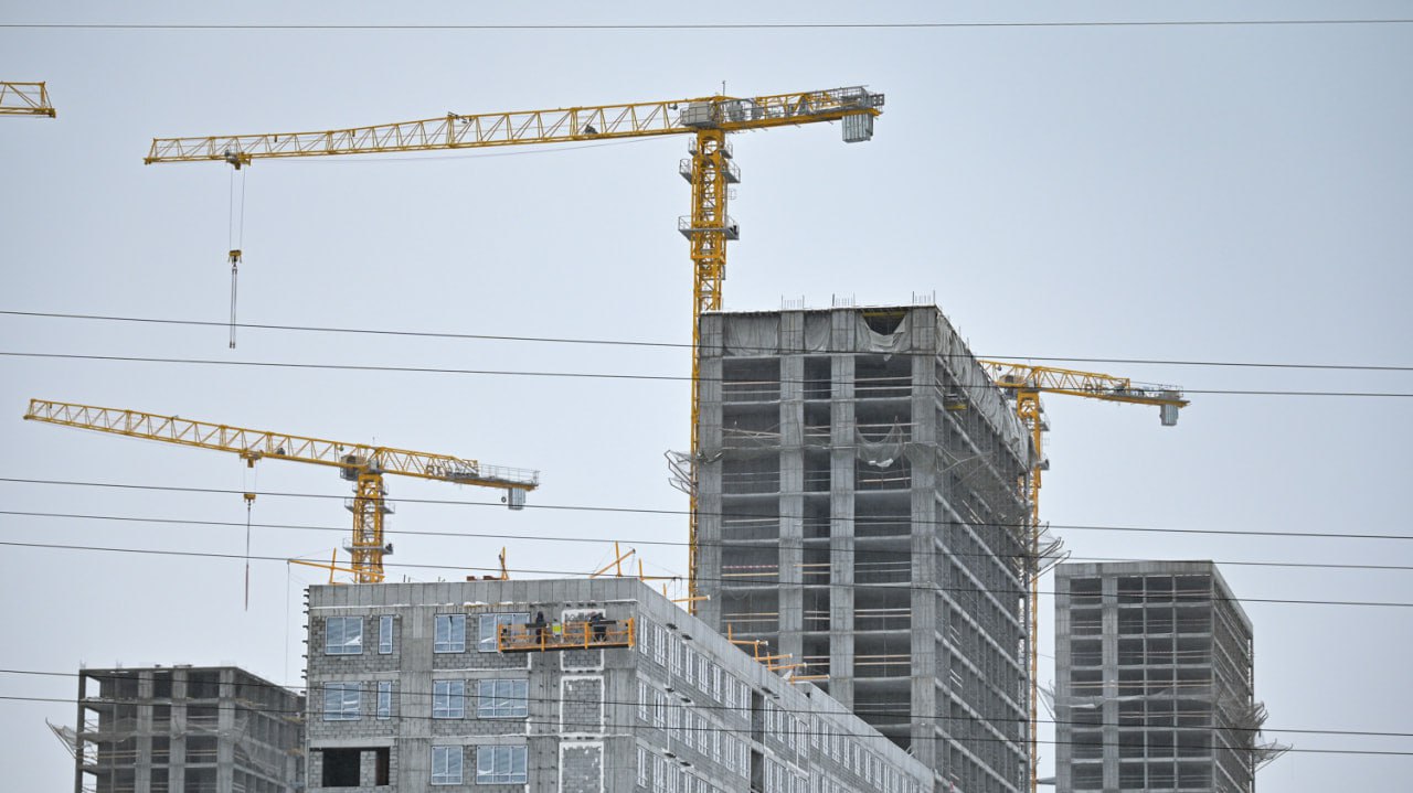 Конь не валялся проект КРТ на Трехгорной без школ и детсадов раскритиковал депутат Департамент архитектуры представил на суд депутатов гордумы проекты КРТ в Хабаровске среди которых есть и планируемая застройка Трехгорной Карьерной многоэтажками Выполнять эти работы будет федеральная компания Самолет Однако депутат гордумы Александр Белозёров поднял вопрос о том где в документации прописано возведение детсада школы дорог По мнению народного избранника без инфраструктуры новый микрорайон только создаст нагрузку на Ореховую сопку где и так проблем достаточно Прочитать статью полностью Подписаться на DVHAB   Написать в DVHAB