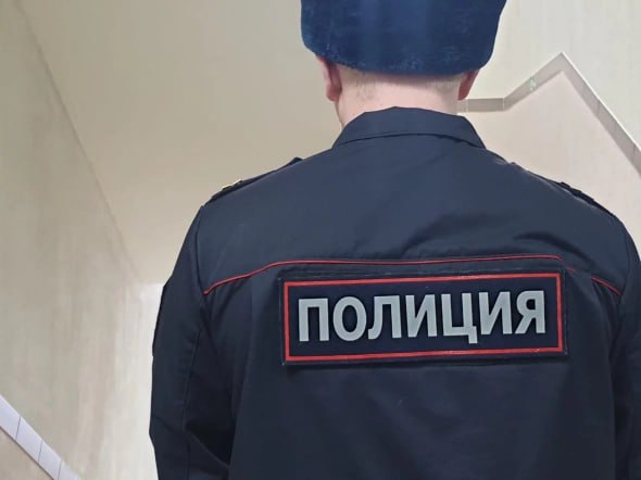 В Прикамье задержали подозреваемого в убийстве 25-летней давности  Сотрудники Главного управления уголовного розыска МВД России с полицейскими из Пермского края задержали уроженца Кемеровской области. Он подозревается в убийстве двух граждан 25 лет назад, рассказали в пресс-службе ГУ МВД по Пермскому краю.  В марте 2000 года мужчина, подозревая двух жителей Еловского района в краже, вместе с сообщником доставил их на свиноферму, где подверг пыткам — избиениям, содержанию в яме и травле собаками, что привело к их гибели. Тела сбросили в Воткинское водохранилище. Сообщника задержали и осудили, а организатор скрылся, уничтожив паспорт, но позже был осуждён за другое убийство в Кемеровской области. Недавно его задержали в Пермском районе и заключили под стражу.