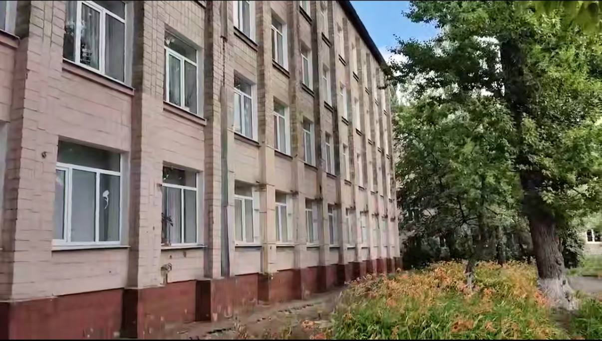 В Киевском районе восстанавливают школу №58. В 2023 году школа серьезно пострадала из-за обстрелов ВСУ. Регион-шеф помогает с оборудованием для пищеблока, мебелью и учебной литературой. Руководство дало поручение выделить средства на текущий ремонт столовой, большого и малого спортзалов, пищеблока и кровли. Ремонтные работы по графику должны быть закончены до 18 августа. — Возрождаем Донбасс вместе! Очевидец Подпишись