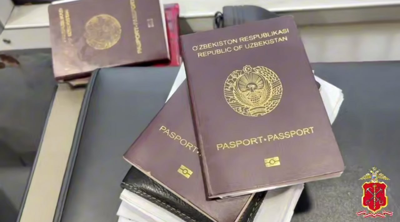 В рамках рейда по петербургским стройкам в отделы полиции забрали 98 иностранцев Полиция Петербурга провела профилактический рейд по стройкам в Красносельском и Петродворцовом районах Сотрудники МВД проверили около 300 иностранных рабочих 98 из них доставили в отделы в связи с отсутствием необходимых документов сообщили 29 сентября в региональном главке В ходе дополнительной проверки выяснилось что 48 мигрантов числились в других организациях сейчас миграционная служба решает вопрос об аннулировании их трудовых патентов Еще 24 иностранца нарушили правила регистрации пятерым из них уже запретили въезд в РФ Фото Пресс служба ГУ МВД по Санкт Петербургу и Ленинградской области kommersant spb
