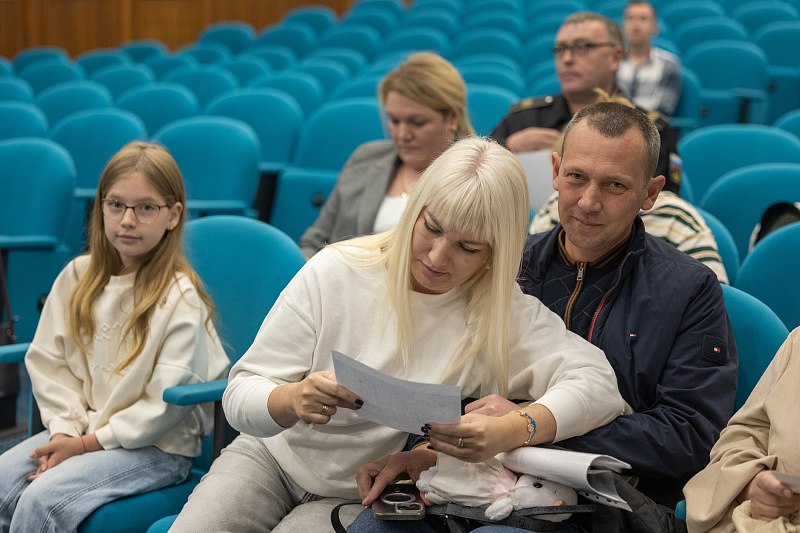 Еще пять многодетных семей получили земельные участки в районе улицы Артековской, 2 во Владивостоке. Таков итог очередной жеребьевки, состоявшейся в городской администрации. Семьи случайным образом доставали карточки с кадастровым номером участка из специального непрозрачного ящика. В дальнейшем будущие владельцы смогут оформить землю в общедолевую собственность и использовать ее под индивидуальное жилищное строительство. По вопросам предоставления выплаты можно проконсультироваться по телефонам 8 423 252-73-38, 8 423 252-71-90. #МногодетныеСемьи