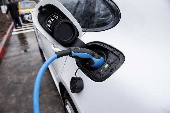 На трассе М 4 Дон появилась новая быстрая зарядная станция Автодор установил новую зарядную станцию мощностью 150 кВт на автодороге М 4 Дон Такой тип станции позволяет зарядить современный электромобиль примерно за 30 40 минут Станция под брендом Зарядка заработала в Тульской области на 306 м километре трассы вблизи кафе Помпончик в направлении на юг На ней можно заряжать до двух автомобилей одновременно Поддерживает три вида коннекторов GB T CCS2 и CHAdeMO которые подходят для большинства моделей электрокаров Новая станция подключена к платформе Electro cars которая позволяет использовать для зарядки популярные приложения Electro cars Яндекс 2Chargers и Я Атом Появление новой быстрой зарядной станции Зарядка на трассе М 4 стало очередным шагом к развитию электромобильного движения в России Путь от Москвы к югу на электромобиле стал комфортнее а зарядка быстрее и доступнее Всего же на сети трасс Госкомпании Автодор расположено более 130 электрозаправочных станций Из них более 80 на главной дороге на юг М 4 Дон