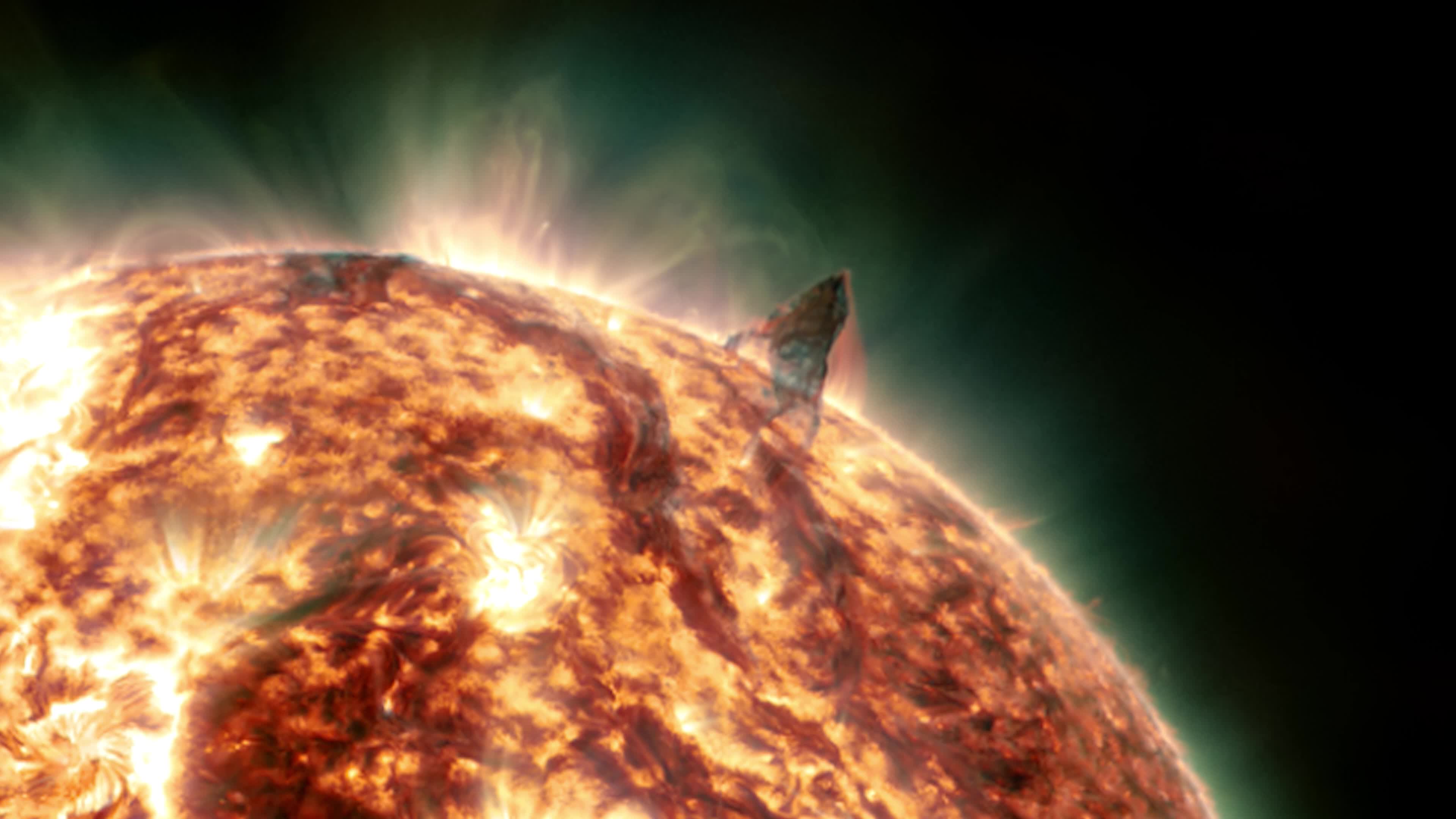 NASA демонстрирует гигантский солнечный протуберанц длиной 500 000 км