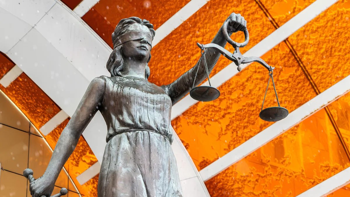 Жителя Татарстана обвинили в хищении 10 млн рублей у Минсельхозпрода Дело направлено в Вахитовский суд Казани По версии следствия он зарегистрировал два фермерских хозяйства на дочерей и предоставил поддельные документы на основании которых министерство выделило гранты по 5 млн руб на каждое Обвиняемый частично признал вину и возместил 6 8 млн руб На его имущество наложен арест на 8 4 млн руб Фото Коммерсантъ Егор Снетков kommersantkazan