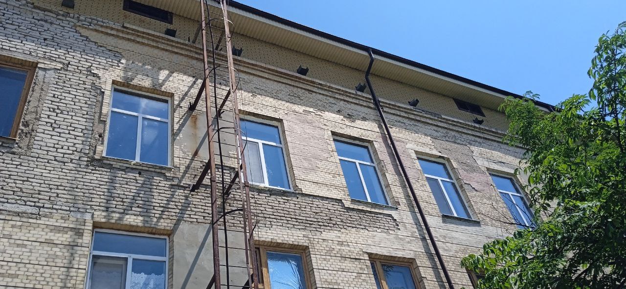 В преддверии нового учебного года администрация школы искусств начала подготовительные мероприятия по ремонту и улучшению материально-технической базы учреждения. Одним из ключевых этапов подготовки стало оснащение новым современным оборудованием — установлено новое качественное остекление в актовом зале и рекреационных зонах третьего этажа. "Новые окна оснащены энергосберегающими стеклопакетами, обеспечивающими высокую степень тепло- и шумоизоляции. Благодаря этому учебные занятия и творческие мероприятия теперь будут проходить в комфортной обстановке, способствующей эффективному творческому развитию воспитанников",- рассказали в школе.