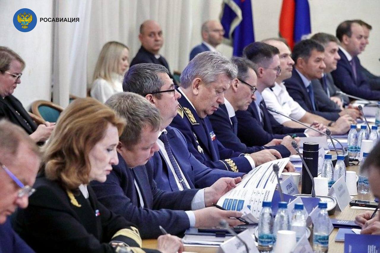 В Госдуме прошло расширенное заседание Комитета по транспорту и развитию транспортной инфраструктуры. Темой обсуждения стало развитие транспортного образования и науки В мероприятии приняли участие замруководителя Росавиации Андрей Потемкин и ректоры подведомственных нашему агентству вузов – МГТУ ГА, СПбГУ ГА, УИ ГА. Замминистра транспорта Константин Пашков подчеркнул важность практической подготовки специалистов гражданской авиации и морского флота. «Здесь перед нами стоят две важные задачи, требующие поддержки депутатов Государственной Думы. Первая – законодательное закрепление медицинского освидетельствования абитуриентов еще до поступления в вуз, а также обязательное медицинское сопровождение на протяжении всего обучения. Вторая важная инициатива – законодательное закрепление казарменного положения для обучающихся, которое сейчас фактически существует у моряков и авиаторов», – отметил замминистра транспорта. Следуйте за Росавиацией