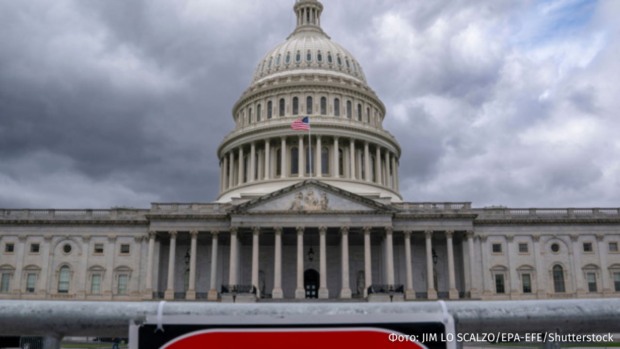 Почти 42 млн граждан США с 1 ноября лишатся продовольственных талонов в рамках Программы дополнительной продовольственной помощи SNAP из за шатдауна Об этом сообщается на сайте Министерства сельского хозяйства США Продовольственные талоны основная форма поддержки для малоимущих американцев помощь по программе получает каждый восьмой житель страны отмечает телеканал CNN Сенатские демократы уже 12 раз проголосовали за прекращение финансирования программы продовольственных талонов также известной как Программа дополнительной продовольственной помощи В итоге средства иссякли С 1 ноября пособия выдаваться не будут говорится в публикации Шатдаун возник после того как Конгресс США не успел согласовать бюджет к началу нового финансового года 1 октября 2025 года В результате часть государственных учреждений финансируемых напрямую Конгрессом приостановила работу По данным СМИ около 1 4 миллиона федеральных служащих были отправлены в неоплачиваемый отпуск или продолжают трудиться без зарплаты Многие из них вынуждены стоять в очередях за бесплатной едой консервами и сухими завтраками которые раздают волонтёры и благотворительные организации IZ RU в Telegram в MAX