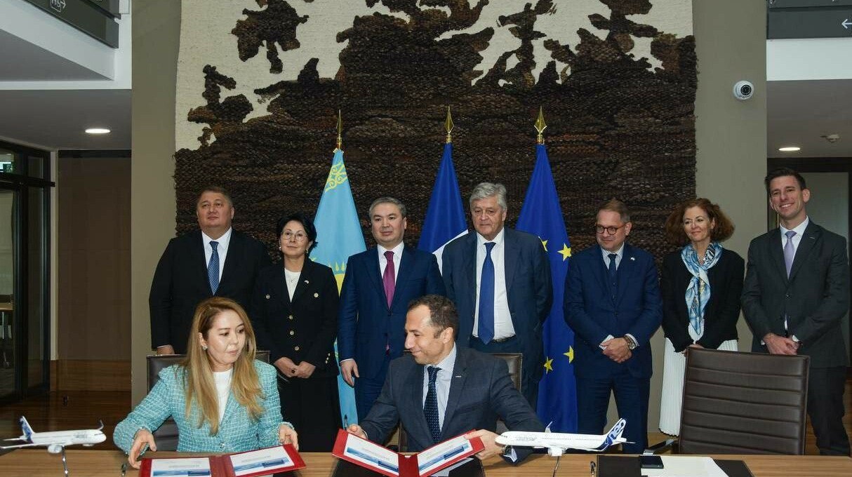 Казахстан закупит до 50 самолётов Airbus A320neo Казахстан и Airbus подписали меморандум о поставке 25 воздушных судов A320neo с опцией на дополнительные 25 бортов передает ArbatMedia   Прислать новость