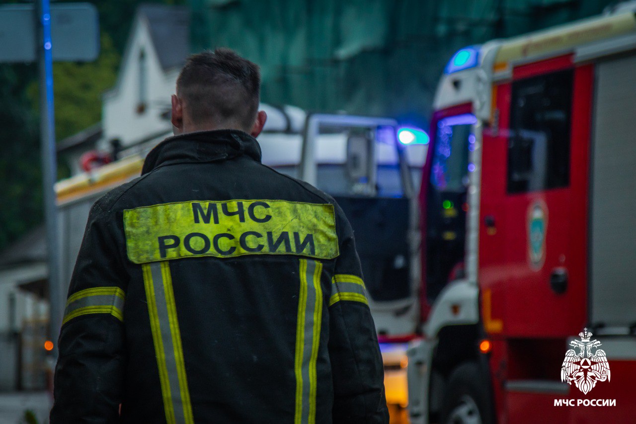 Роковой огонь вспыхнул в предрассветный час В 3 часа 15 минут, поступило сообщение о пожаре в Смоленске на улице Урицкого. Горела квартира на первом этаже в доме со сложной планировкой. Уже через две минуты к месту прибыли первые расчеты огнеборцев. Прежде всего все силы были брошены на эвакуацию и спасение людей. Огнеборцы в условиях сильнейшего задымления с помощью спасустройств спасли 23 человека, в том числе 5 детей. Пожар на 20 квадратах ликвидировали 23 сотрудника и 8 единиц техники МЧС России. При тушении обнаружено тело 78-летнего мужчину без признаков жизни. Обстоятельства и причины случившегося в настоящее время устанавливают дознаватели госпожнадзора и специалисты пожарной лаборатории. #МЧСРоссии #Пожар