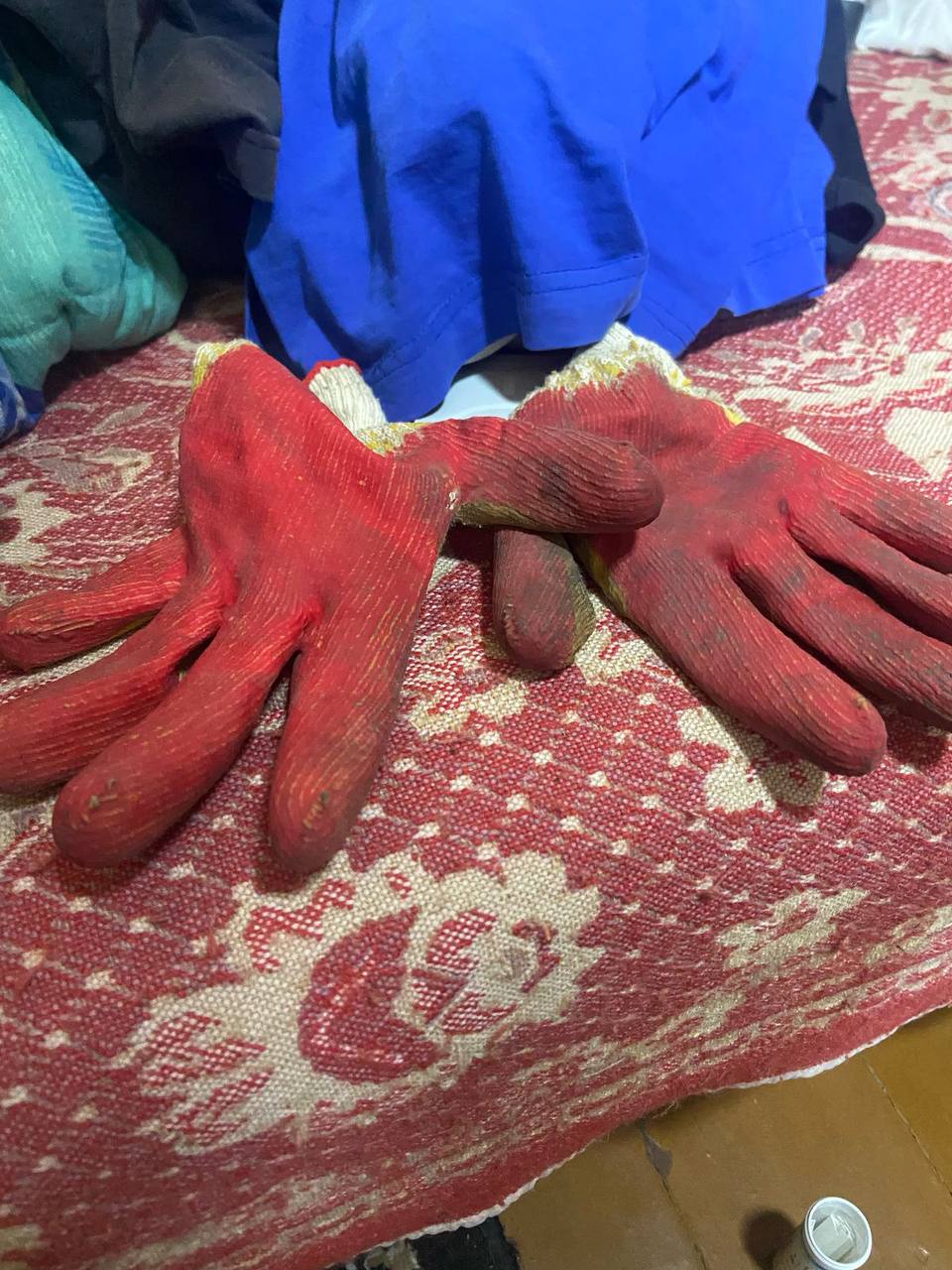 Убийцу дедушки задержали по горячим следам в Новошахтинске Медики сообщили в дежурную часть города, что в одном из домов обнаружили труп пожилого мужчины с признаками насильственной смерти. Тело нашла племянница погибшего, которая пришла навестить дядю. На место происшествия выехали оперативники, и они установили, что убийство совершили умышленно. В результате розыска стражи порядка нашли и подозреваемого в убийстве. Им оказался внук погибшего. Правоохранители выяснили, что фигурант влез в дом родственника в состоянии наркотического опьянения и нанес дедушке смертельные удары по голове. Затем он выкрал 40 тыс. рублей и скрылся. Дончанин рассказал полицейским, где находится орудие убийства. Кроме того, по месту жительства злоумышленника нашли одежду, перчатки и ключ от дома жертвы. Об этом сообщили в пресс-службе ГУ МВД России по Ростовской области. По факту происшествия возбудили уголовное дело, а подозреваемого в убийстве собственного дедушки задержали. Фото: ГУ МВД России по Ростовской области. «ДОН 24»