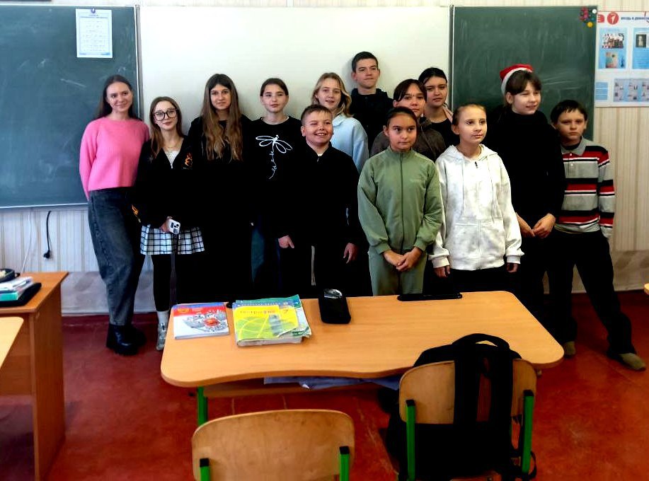 В Новоайдарском округе прошла профориентационная акция Профессии региона в рамках проекта Выбирай своё В Новоайдарском муниципальном округе состоялась интерактивная профориентационная акция Профмастерская Профессии региона одно из ключевых мероприятий партийного проекта Единой России Выбирай своё Событие было адресовано учащимся 6 8 классов и направлено на раннее знакомство школьников с миром профессий развитие их профессиональных интересов и формирование осознанного выбора будущей деятельности Мероприятие провела Виктория Рыженкова член Молодёжной палаты при Совете муниципального округа специалист территориального отдела ГКУ Региональный центр занятости населения ЛНР Отойдя от традиционного формата лекций она предложила ребятам погрузиться в увлекательный мир профориентационных игр где каждое задание способствовало развитию универсальных навыков востребованных в любой профессии внимания памяти креативного мышления и умения работать в команде Особый интерес у школьников вызвали игры Кто я и Змейка профессий В первой участники учились выстраивать логические цепочки задавая наводящие вопросы и постепенно раскрывая загаданную профессию Во второй демонстрировали эрудицию скорость реакции и умение видеть взаимосвязи между самыми разными сферами труда от инженерии и медицины до сельского хозяйства и IT технологий Акция наглядно показала что знакомство с профессиями может быть одновременно полезным и очень увлекательным отметил муниципальный координатор проекта Выбирай своё в Новоайдарском округе Павел Гречишкин Важно чтобы ребята с ранних лет начинали задумываться о своём будущем понимали ценность труда и видели разнообразие возможностей которые открывает перед ними родной регион Проект Выбирай своё последовательно реализуется на территории Луганской Народной Республики при поддержке партии Единая Россия и направлен на выявление и раскрытие профессионального потенциала молодёжи а также на укрепление связи между образованием рынком труда и реальными потребностями региона Подобные мероприятия не только расширяют горизонты знаний школьников но и формируют у них устойчивый интерес к востребованным в ЛНР и России профессиям ВыбирайСвоё ПартийныйПроект ЕдинаяРоссия ЕР81 едро Профориентация Новоайдар ПавелГречишкин