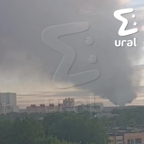 В Екатеринбурге тушат пожар на складе площадью 3,5 тыс. квадратов