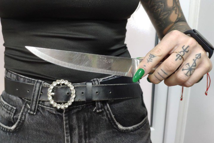 Писала с того света 19 летнюю студентку медфака из Крыма подозревают в жестоком убийстве В Краснодаре расследуют преступление убийство 18 летней девушки Тело несчастной было настолько изуродовано что ее похоронили в закрытом гробу По неофициальной информации 18 летняя Евгения стала жертвой своей хорошей знакомой 19 летней студентки из Крыма Алисы Подозреваемая которая в Краснодаре училась на врача расправилась с приятельницей в день своего рождения Просто искромсала кухонным ножом Пытаясь замести следы она несколько дней писала с телефона убитой сообщения о том что все хорошо Спустя несколько дней обман вскрылся Следователям не составило труда вычислить возможную убийцу подозреваемая активно пользовалась смартфоном своей жертвы Соответствует ли действительности эта информация Идет следствие и я ничего не могу комментировать Дочь в настоящее время находится в СИЗО сообщила КП Крым мама подозреваемой имена изменены Подписывайся на truekpcrimea