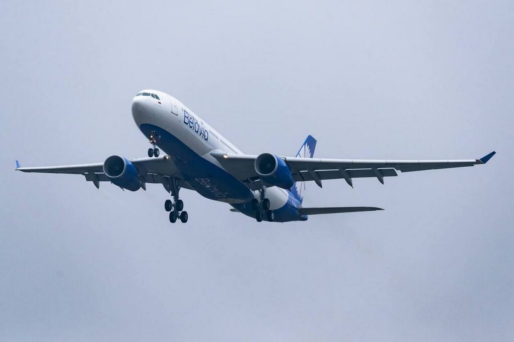 В Беларуси отмечают День гражданской авиации Поздравление направил и сам белорусский глава Президент отметил что белорусская авиация уверенно держит курс на развитие открываются новые маршруты обновляется флот растёт уровень сервиса и технологий В нынешнем учебном году впервые в истории независимой Беларуси состоится выпуск пилотов гражданской авиации что позволит укрепить кадровый и технологический суверенитет страны отметил Президент Пусть небо всегда будет чистым а полёты безопасными Лукашенко Подпишись Минская правда MLYN by