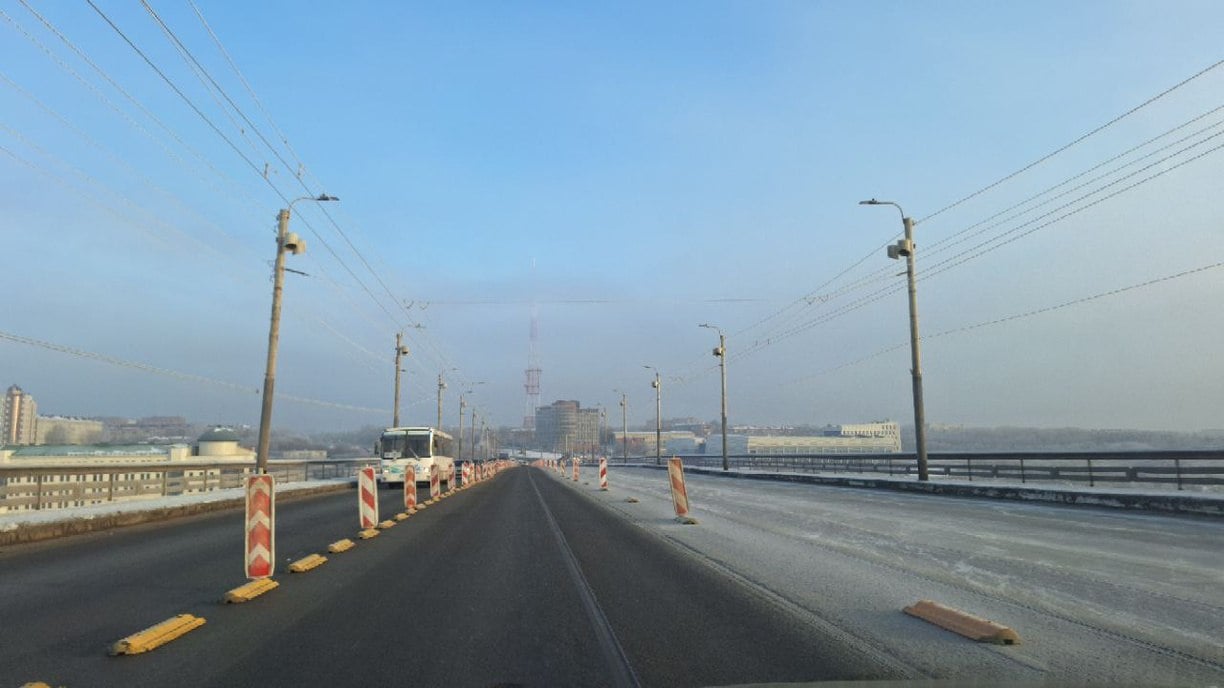 Мост у Телецентра закроют уже завтра для введения реверсивного движения  В ночь с 4 на 5 января в Омске будет полностью перекрыт мост имени 60-летия ВЛКСМ для проведения работ по организации реверсивного движения. Там установят специальные столбики — делиниаторы, необходимые для разделения потоков транспорта и создания дополнительной, третьей полосы с реверсивным движением.  Новая схема движения начнёт действовать с 9 января. Основная цель нововведения — разгрузить мост от пробок и облегчить транспортный поток в часы пик.