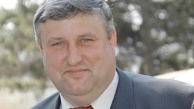 Глава Глазуновского района Орловской области досрочно ушел в отставку Совет народных депутатов Глазуновского района Орловской области одобрил досрочную отставку главы муниципалитета Сергея Шамрина с 22 апреля. Он сам подал такое заявление «в связи с переходом на государственную гражданскую службу». Об этом сообщили в местной администрации. Фото: орловское отделение партии «Единая Россия» Подписывайтесь на «Ъ-Черноземье»