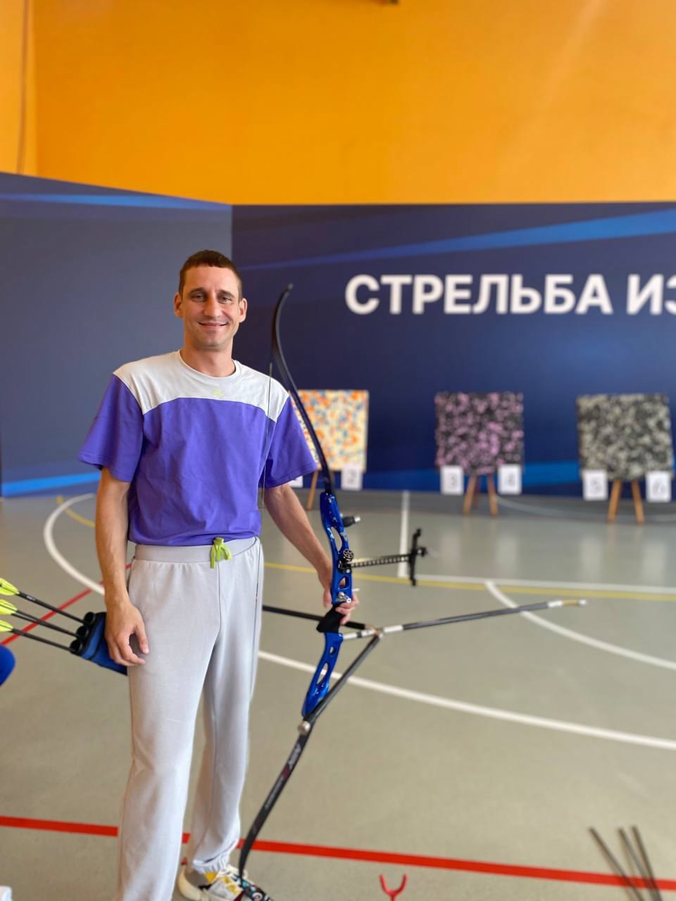 Иннокентий Красильников победитель Кубка Защитников Отечества ПФО по стрельбе из лука Ветеран СВО из г Тольятти Самарской области занял первое место Кубка Защитников Отечества по стрельбе из лука  Иннокентий признался что этот триумф на Кубке защитников Отечества дался ему непросто По его словам победе способствовали подготовка тренера Виктора Шешунова всесторонняя поддержка Самарского филиала фонда Защитники Отечества и министерства спорта На Кубке Защитников выступал первый раз В стрельбе из лука очень важны физика и техника но самое главное нервы Квалификацию отстрелял блестяще казалось бы самое время расслабиться но я старался быть в готовности Четвертьфинал и полуфинал прошли напряженно вытянул на морально волевых качествах Когда вышел в финал понял что не смогу проиграть за меня болела вся команда и весь регион Вышел на рубеж и сделал так как меня учил тренер Без промаха бей В итоге победа Очень тяжëлая поэтому и ценная Был горд завоевать первое золото для региона по стрельбе из лука Благодарю Самарский филиал фонда Защитники Отечества за то что уделяет внимание вопросам реабилитации ветеранов СВО через спорт поделился победитель Мы гордимся победой Иннокентия Желаем не сбавлять темпа и достигать новых высот