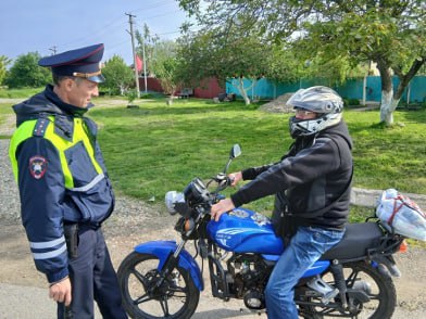 В Адыгее госавтоинспекторы напоминают мотоциклистам о правилах дорожной безопасности. По решению руководства республиканского управления Госавтоинспекции, в настоящее время сотрудниками дорожно-патрульной службы активизирована работа с владельцами мототранспорта. С наступлением теплой погоды на дорогах республики, традиционно, увеличивается число любителей двухколесного транспорта и, как показывает статистика, возрастает количество ДТП с их участием. При проведении профилактических мероприятий, стражи правопорядка уделяют особое внимание мотоциклистов на соблюдение дорожных правил, а также обязательное использование специальной экипировки. В ходе рейдов госавтоинспекторы разъясняют о важности придерживаться установленного скоростного режима, дистанции и бокового интервала, правил маневрирования. Отдельные рекомендации Госавтоинспекция адресует и родителям, которым следует контролировать и пресекать попытки несовершеннолетних, не получивших водительского удостоверения соответствующей категории, сесть за руль такого транспорта, в том числе питбайков. МВД по Республике Адыгея призывает владельцев двухколесных транспортных средств к неукоснительному соблюдению дорожных правил, а взрослых, приобретающих мототехнику подрастающему поколению - еще раз подумать о жизни и здоровье собственных детей и других участников дорожного движения! Госавтоинспекция МВД по Республике Адыгея МВД по РА Подписаться Смотрите нас на Rutub