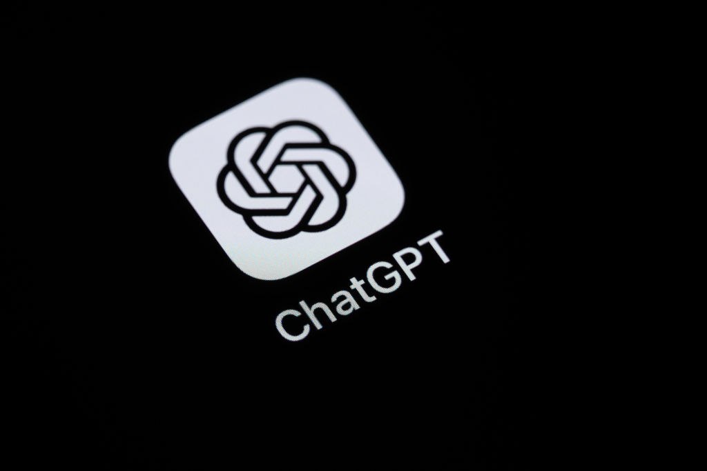 Мобильное приложение ChatGPT перешагнуло рубеж в $2 млрд совокупной выручки, демонстрируя один из самых высоких показателей монетизации среди ИИ-сервисов: в среднем $2,91 на установку. Этот результат переопределяет экономику генеративного ИИ на смартфонах и задает новый ориентир для разработчиков, инвесторов и брендов. Данные показывают, что пользователи готовы платить за премиальные функции, а модели подписок и внутриприложечных покупок масштабируются. Главный вопрос теперь — кто сумеет повторить этот успех и за счет каких продуктовых стратегий. Источник