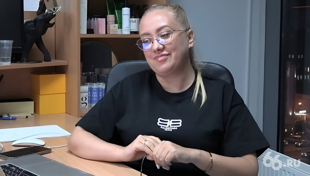 Блогера Екатерину Уланову отправили под домашний арест до 1 сентября. Девушку обвинили в мошенничестве Ей запрещено общаться с пострадавшими без согласия следователя и пользоваться любыми средствами связи. Ранее Уланова открыла онлайн-магазин, где продавала технику по заниженным ценам. Но товар приехал не всем. Обманутыми остались несколько сотен человек. Новости из Екатеринбурга