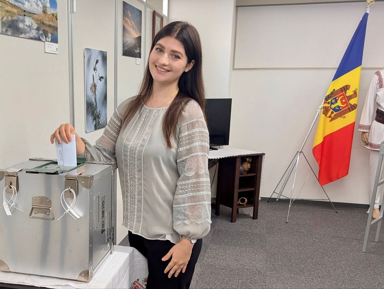 Анна Тейшану студентка Университета Цукуба в Японии стала первой молдаванкой проголосовавшей на парламентских выборах Она призвала соотечественников принять участие в голосовании отметив что будущее Молдовы пишется каждым честным голосом Кишинев Live Подписаться