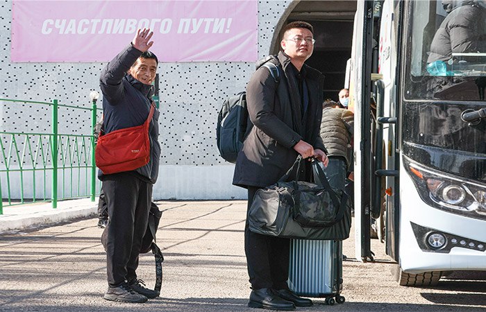 Во Владивостоке нормализовали ситуацию с китайскими туристическими автобусами, из-за парковки которых ранее возникали трудности в движении на дорогах в центре города, сообщило Министерство туризма Приморского края."Раньше китайские автобусы с китайскими водителями вереницей выстраивались вдоль Корабельной набережной, по центральной улице города - ИФ Светланской, создавая определенные трудности.