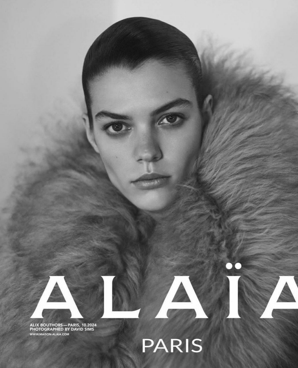 На первых кадрах нового кампейна зима-весна 2025 Alaïa модель Аликс Бутрос в объемной шубе как бы намекает на приближающиеся холода. Съемки прошли в Париже под художественным руководством Эзры Петронио и Ланы Петрушевич, главного редактора и креативного директора Self Service Magazine соответственно.   Фото: Дэвид Симс