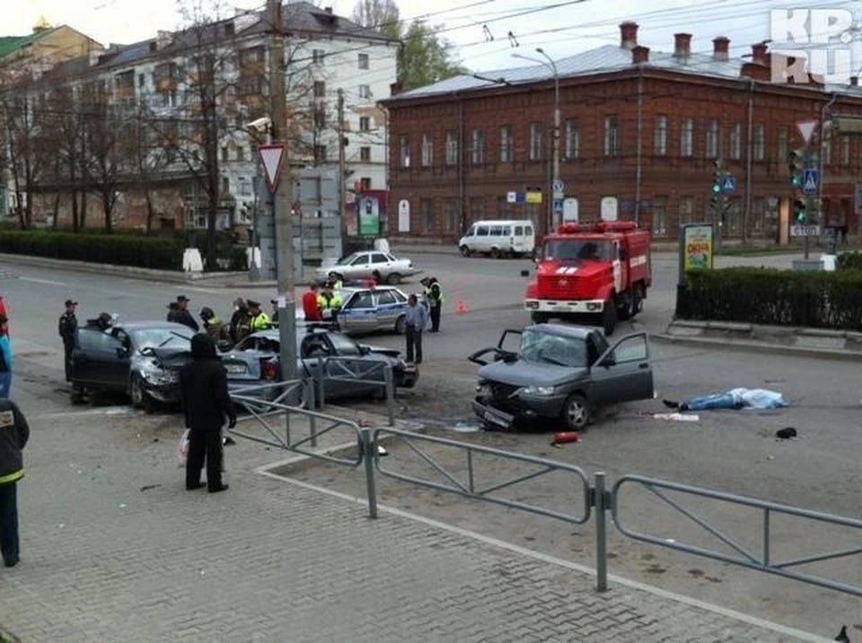 0 В Минтранс определили 10 самых опасных перекрестков Перми Самым опасным стало пересечение Комсомольского проспекта с улицей Советской. Только за прошлый год здесь произошло шесть ДТП, в которых один человек погиб и пятеро получили травмы. Еще одним опасным местом стал перекресток улиц Плеханова и Ленина. За год там произошло три ДТП, пострадали семеро. Проблему также предложено решить с помощью изменения режима работы светофоров. Видеокамеры с возможностью автоматической фиксации нарушений установят на перекрестках Гамовского тракта и автодороги «Пыж-Ванюки» 4 ДТП, 4 пострадавших , улиц Луначарского и 25-го Октября 4 ДТП, 6 пострадавших , Революции и 25-го Октября 4 ДТП, 4 пострадавших . Дополнительные камеры видеофиксации установят на перекрестке улиц Якутской и Красноборской. Там в прошлом году в 4 ДТП пострадали четыре человека. На перекрестках улицы Чкалова и Комсомольского проспекта, а также улиц Окулова и Дзержинского проведут реконструкцию. На улице Куфонина, 7, где в 4 ДТП травмы получили пять человек, появится новый светофор. На пересечении улиц Репина и Писарева, где в четырех ДТП один человек погиб и трое были ранены, установят «лежащего полицейского», который вынудит водителей снижать скорость при проезде перекрестка. Подпишись на «КП-Пермь»