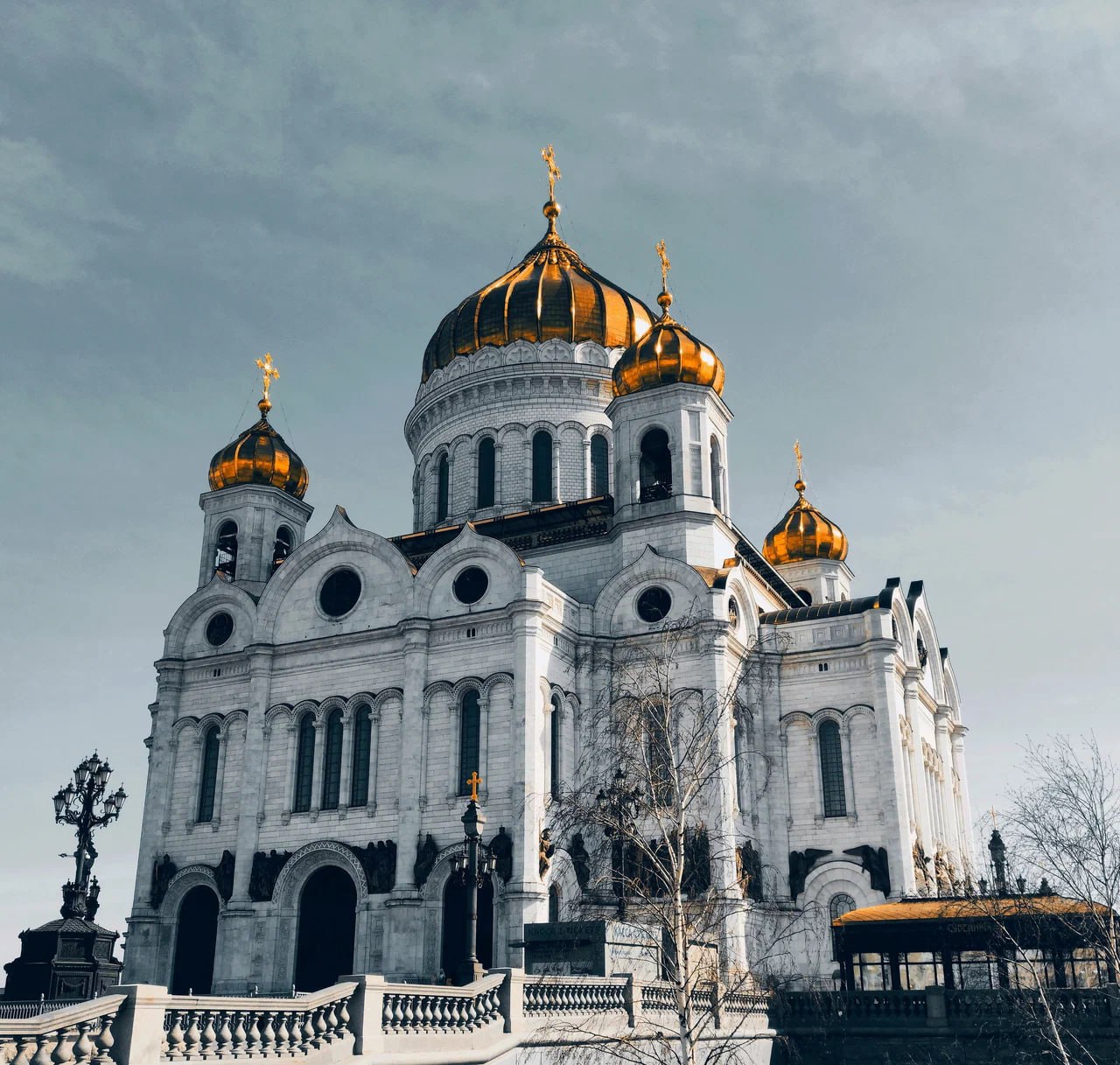 Москвичка попыталась пронести в храм Христа Спасителя порох и боеприпас. Женщину задержали. По данным SHOT, в минувшую субботу странная дама пришла в главный православный храм в Москве и вела себя при этом подозрительно. Охрана остановила барышню: оказалось, что с собой она захватила почти полкило пороха и гильзу от патрона. Вызвали полицию. Задержанной оказалась 56-летняя уборщица по имени Маргарита. Сотрудникам она пояснила, что всё это «добро» она нашла случайно у себя дома отец, мол, был охотником и решила выяснить, насколько эти находки опасные. Только вместо полиции или МЧС понести почему-то решила в храм. На Маргариту возбудили уголовное дело по ст. 222.1 УК РФ «Незаконное хранение взрывчатых веществ». Ей грозит до 8 лет колонии.