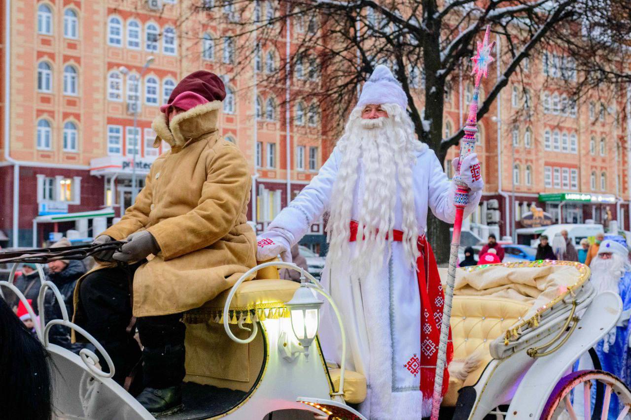 Дороги к местам зимнего отдыха и новогодних гуляний пользуются большой популярностью особенно в праздничные дни Важно чтобы путь к ним был комфортным и безопасным Обновлением таких маршрутов мы занимаемся по нацпроекту Инфраструктура для жизни Всего в прошлом году к нормативу привели 118 таких участков это свыше 300 км Например в Йошкар Оле Республики Марий Эл обновили участок Ленинского проспекта Это путь к площади Ленина традиционному месту новогодних гуляний В декабре там прошел ежегодный фестиваль Марийская зима и масштабное шествие Дедов Морозов В Ярославской области привели в порядок участок дороги Пошехонье Кукобой Бакланка Селе Кукобой объявили родиной Бабы Яги А в Мурманской области обновили участок подъездной дороги к городу Апатиты с популярным горнолыжным курортом а также подъездную дорогу к селу Териберка Сюда приезжают сотни туристов чтобы увидеть северное сияние и синих китов Без сомнений наша страна славится множеством красивых и интересных мест Надеюсь что ваши новогодние каникулы будут насыщенными Подписывайтесь на мой канал в MAX